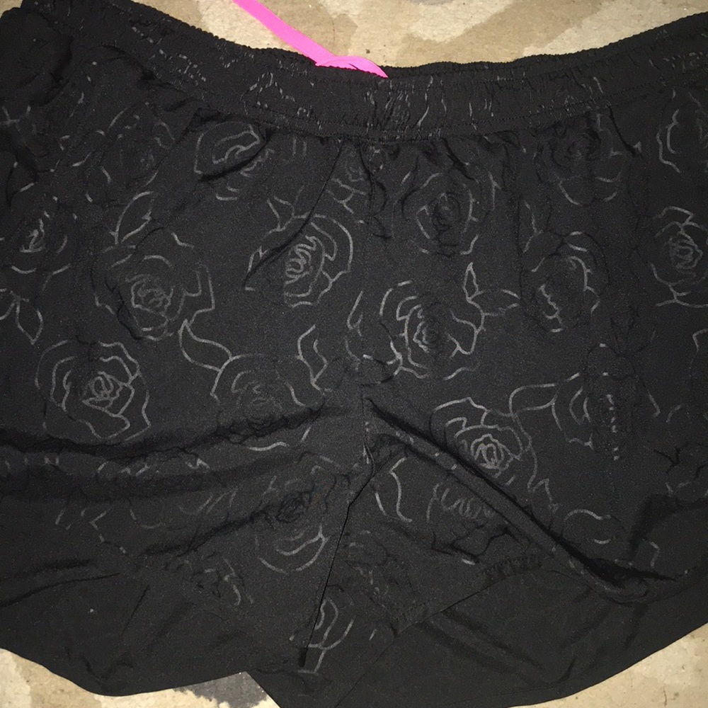 Lined running shorts. Rose prints